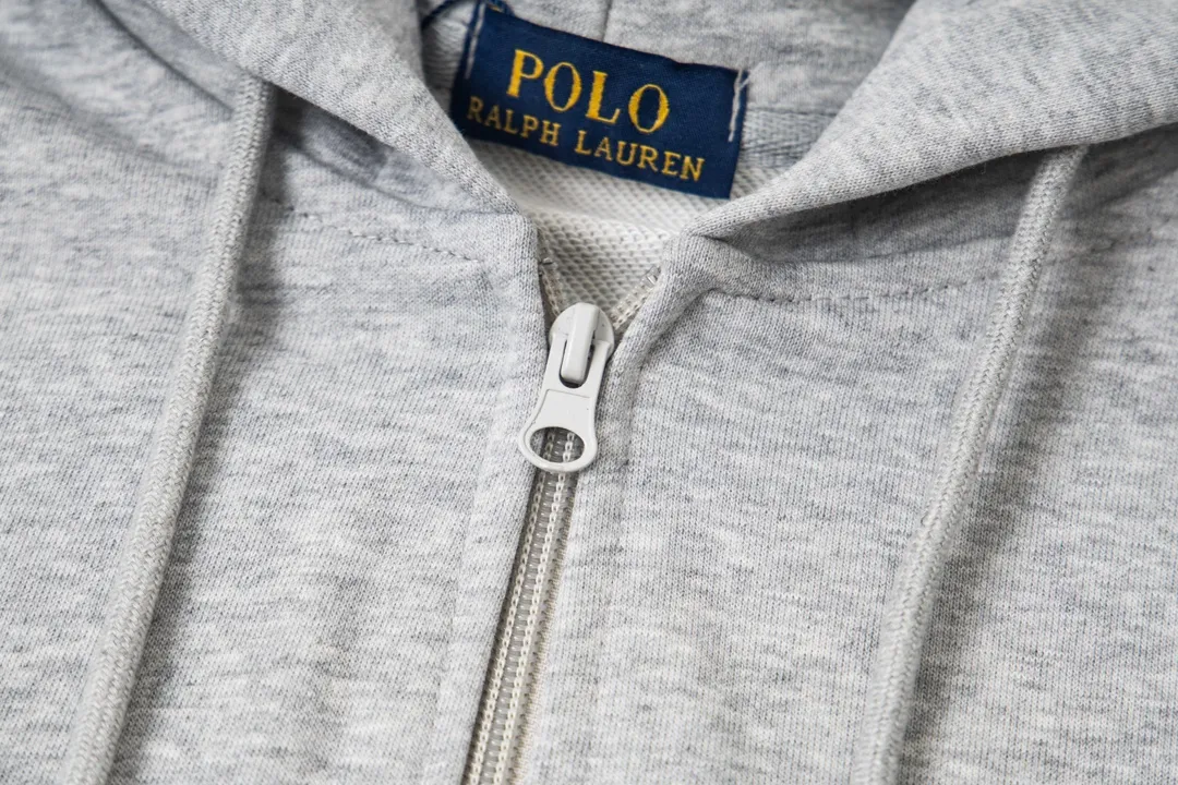 P230 model number Y869 Ralph Lauren/Ralph Lauren Malaysian embroidered zipper cardigan hooded sweatshirt. This sweatshirt is available for everyone in autumn and winter. You can wear it casually no matter how you wear it! ! This hooded sweatshirt is decorated with the simple style that represents Ralph Lauren and is paired with a pony embroidery pattern, which is three-dimensional and full! The solid color fabric paired with exquisite embroidery instantly sets it off! Hooded sports design, loose and casual fit! The overall texture is very strong! Through the pictures, we can feel the thickness and texture of custom-woven and dyed threads. The workmanship is exquisite. They are shipped from major foreign trade factories. They are all made by masters with many years of experience. Everything is of high standards and requirements! Simple and versatile model ~ Made of imported pique cotton fabric, which is super delicate and soft, close to the body without being tied. All fabrics and accessories are original custom-made and of high quality! Perfectly reflects the brand’s sense of superiority! Standard cut, comfortable stretch, unrestricted movement! Highly practical, high-end and classy! Versatile style ~ can be paired with jeans or jogging pants. Ideal for transitioning from your morning commute to weekend events! Size: S-XL Navy Black Gray
